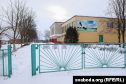 Прывольненская сярэдняя школа, у якую ходзяць дзеці Мельянцоў