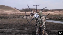 Un operator de drone mascat, în Ucraina.