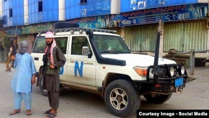 Мен тортқа келдім, ол оны жеп қойды. Екі еркекпен семіз қыз