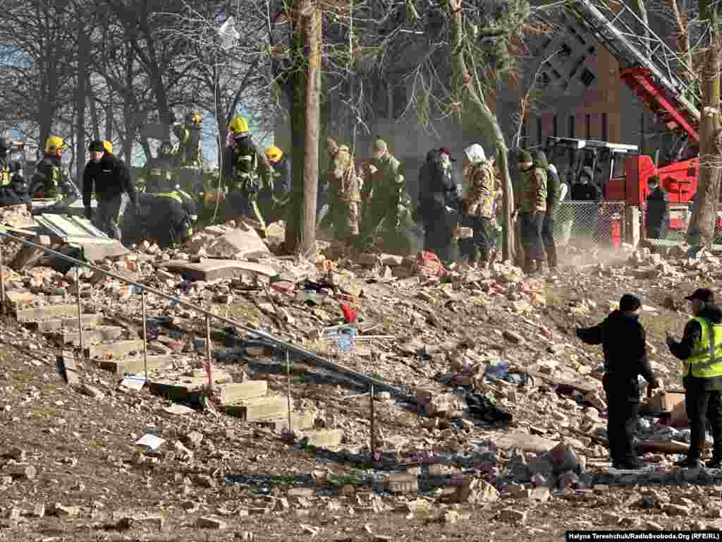 Розбір завалів на місці російської атаки у Тернополі