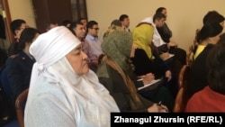 Жители Актобе, пришедшие на собрание, организованное акиматом Актюбинской области по ситуации со «спором о платках». 3 февраля 2018 года.