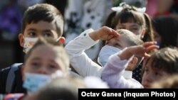 Copiii revin în clasă, dar pericolul pandemiei nu a trecut