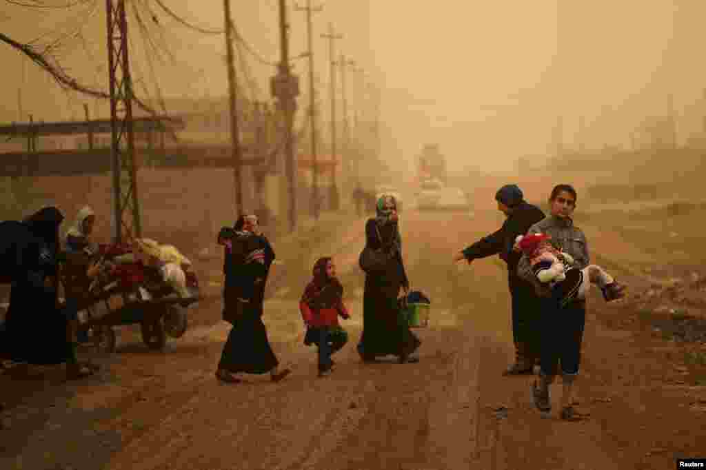 Iraqis flee the Al-Samah neighborhood in the Islamic State stronghold of Mosul. (Reuters/Mohammed Salem)