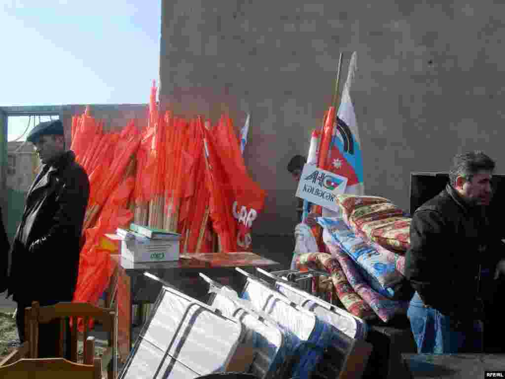 AXCP-nin əmlakı partiya üzvlərinin evlərində saxlanacaq. 19 yanvar 2007 - Yanvarın 19-da Azərbaycan Xalq Cəbhəsi Partiyasının (AXCP) Nizami rayonu Keşlə qəsəbəsindəki zavodun inzibati binasında saxlanılan əmlakı özünə qaytarılıb. Ədliyyə Nazirliyi Məhkəmə Qərarlarının İcrasına Nəzarət Baş İdarəsi təhvil vermə prosesini polisin və Nizami Rayon Mənzil İstismar İdarəsi nümayəndəsinin iştirakı ilə həyata keçirib. Əmlakı təhvil alan AXCP sədrinin müavini Fuad Mustafayev köçürülmə zamanı əşyaların bir hissəsinin yararsız hala düşdüyünü, avadanlıqların bəzilərinin sıradan çıxdığını və hətta kamera, fotoaparat və s. cihazların yox olduğunu bildirib.  Prosesdə iştirak edən Bakı Şəhər Baş Polis İdarəsinin rəis müavini Yaşar Əliyevin sözlərinə görə isə, bina polis tərəfindən ciddi mühafizə olunub: «Əmlak ora yığılandan sonra açarın biri AXCP-yə verilib. Bayırda isə daim polis əməkdaşları dayanıblar. Həmin müddət ərzində içəri AXCP üzvlərindən başqa kimsənin daxil olmasına yol verilməyib