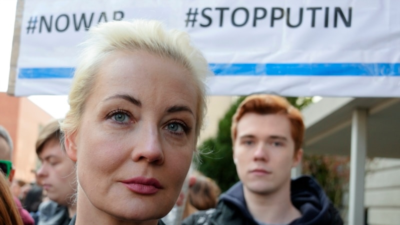 Julija Navljanaja nastavlja kritikovati Putina dok Moskva nalaže njeno hapšenje
