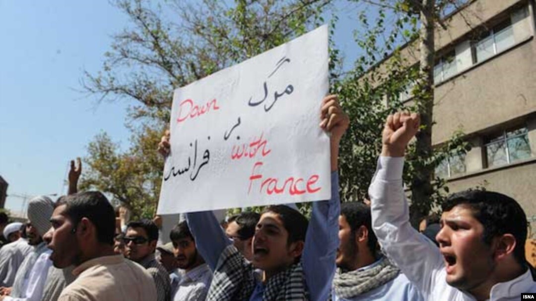 ديپلمات های حاضر در سفارت فرانسه گفته اند وزارت خارجه ایران به آنان خبر داده که حرکت روز پنج شنبه با مجوز رسمی انجام نشده است.