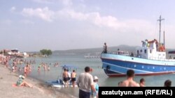 Пляж на озере Севан в Армении