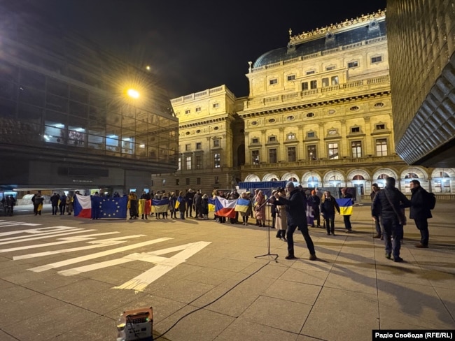 Чеські активісти провели акцію в Празі із закликом до держав-членів Європейського Союзу надати репараційний кредит Україні та використати заморожені російські фінансові активи для оборони України, 4 грудня 2025 року