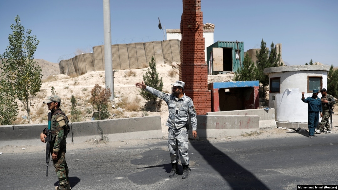 Afghan security forces keep watch at a checkpoint in Maidan Wardak Province. (file photo)