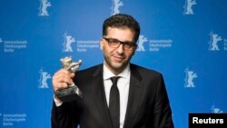 Danis Tanović drži Srebrnog medvjeda, specijalnu nagradu žirija, 66. Berlinale, 20. februar 2016.