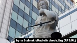 Згідно з заявою суду, про такий запобіжний захід клопотав слідчий