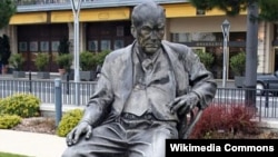 Monumentul lui Vladimir Nabokov la Montreux în Elveția