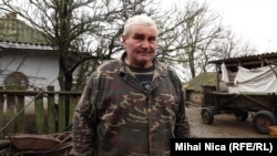 Gheorghe Puflea, localnic din Plauru, Tulcea. Suflul exploziilor din portul ucrainean Ismail, aflat la 300 de metri distanță, i-a spart geamurile casei care se vede în plan secund.