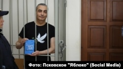 Лев Шлосберг в суде, Псков