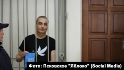 Лев Шлосберг на одном из судебных заседаний. Фото: Псковское "Яблоко"
