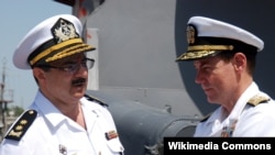 Бывший командующий Военно-морскими силами Азербайджана, вице-адмирал Шахин Султанов (слева). Архивное фото