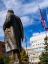 Shtatorja e Ibrahim Rugovës, presidentit të parë të Kosovës, që gjendet përballë institucioneve qendrore të Kosovës: Qeverisë, Kuvendit dhe Presidencës. Fotografi ilustruese nga arkivi. 