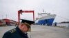 Një punonjës i doganës ruse në një port tregtar në Baltiysk, Kaliningrad. 