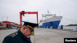 Царински службеник во Калининградското пристаниште Калининград, октомври 2021 година.