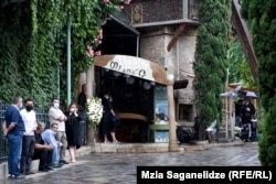 რეზო გაბრიაძის სამოქალაქო პანაშვიდი მის მიერ დაარსებულ მარიონეტების თეატრში.