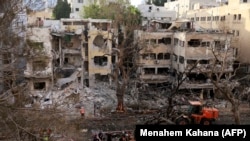 Izraelski spasioci u blizini oštećenih zgrada, nakon iranskog napada na Tel Aviv 16. juna.