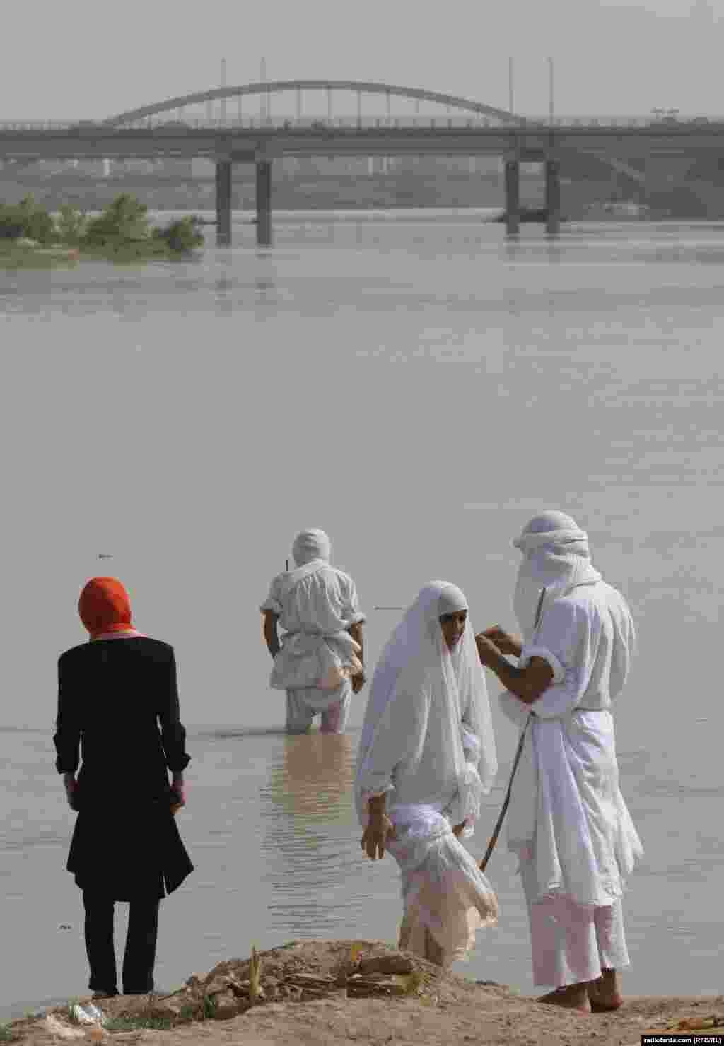 مندایی&zwnj;های ایران با جمعیتی بین هفت الی بیست هزار نفر در&nbsp;استان خوزستان&nbsp;بویژه شهر&nbsp;اهواز&nbsp;سکونت دارند.