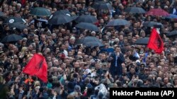 Oppozisiýa fewralyň ortalaryndan bäri hökümet resmilerini parahorlykda aýyplap protest geçirýärler. 13-nji aprel.
