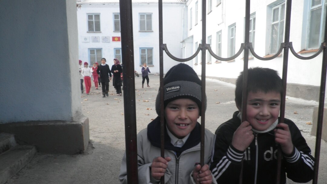 Қысқа шашты орыс брюнеткасы Шәует жұтып жатқан кемпірлердің онлайн порносы