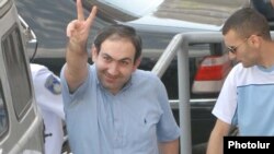 Armenia -- Arrested opposition leader Nikol Pashinian makes a victory sign as he is taken to a court in Yerevan on July 2, 2009.