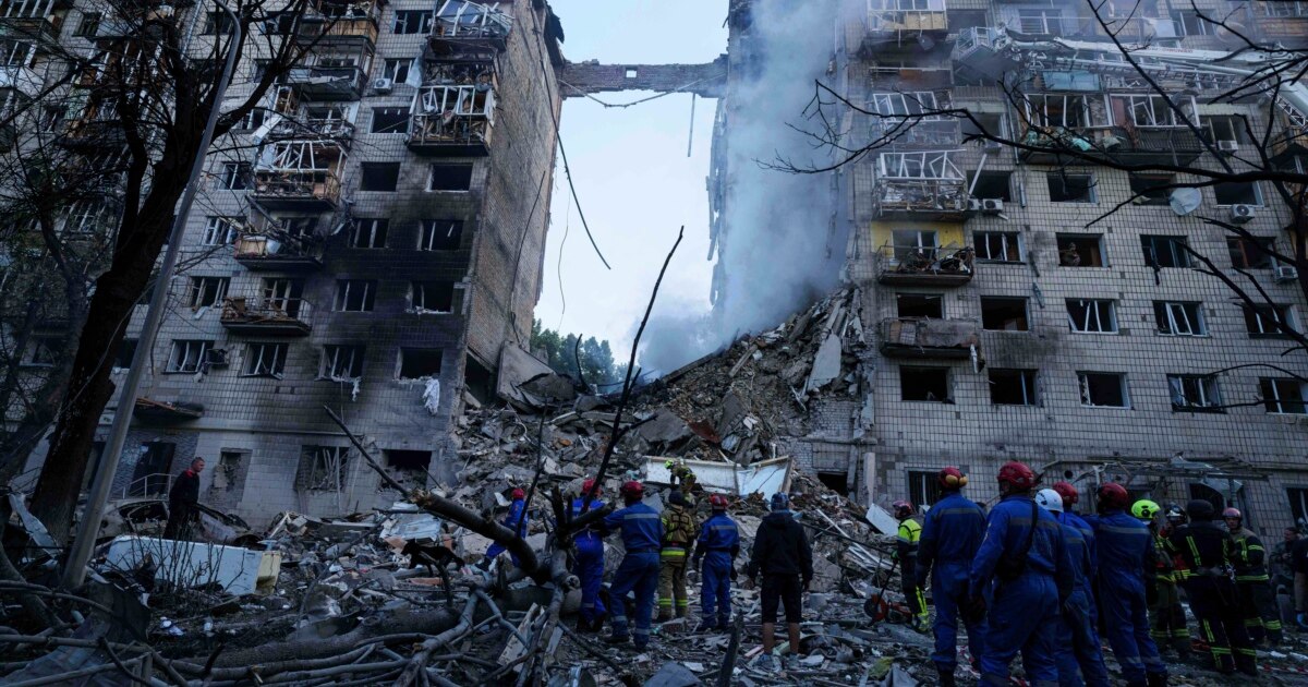 მაშველებმა კიევზე რუსეთის დარტყმით განადგურებული სახლის ნანგრევებში კიდევ 6 ცხედარი იპოვეს