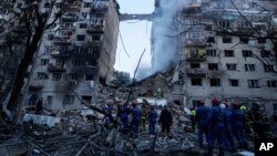 17 ივნისს, კიევზე რუსული რაკეტებით და დრონებით შეტევის შედეგად მთლიანად დაინგრა 9-სართულიანი სახლის ერთი სადარბაზო