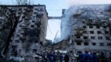 Жилая многоэтажка в Соломенском районе Киева, разрушенная в результате российского удара в ночь на 17 июня