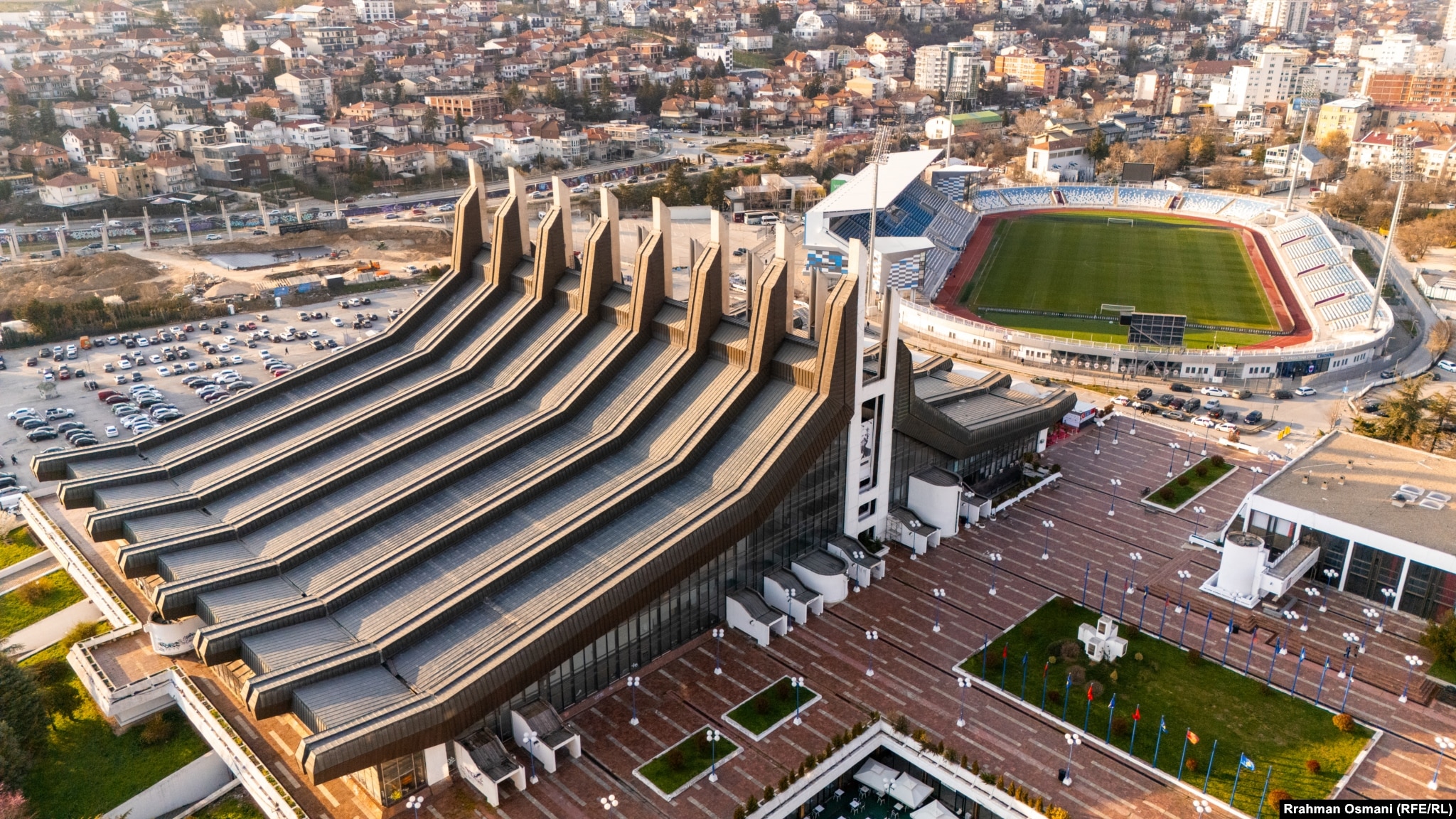 Pallati i Rinisë dhe Sporteve në Prishtinë është një nga qendrat kryesore multifunksionale, ku parashihet të zhvillohen sporte në ambient të mbyllur, në Lojërat Mesdhetare 2030. Shteti ka ndarë 50 milionë për rindërtimin e tij.