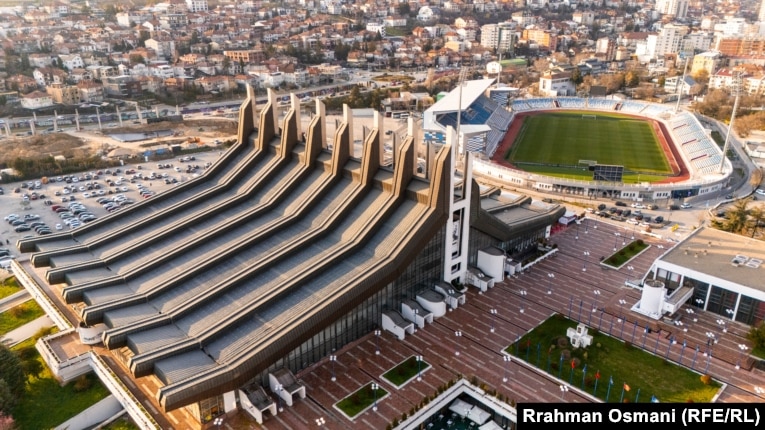 Pallati i Rinis&euml; dhe Sporteve n&euml; Prishtin&euml; &euml;sht&euml; nj&euml; nga qendrat kryesore multifunksionale, ku parashihet t&euml; zhvillohen sporte n&euml; ambient t&euml; mbyllur, n&euml; Loj&euml;rat Mesdhetare 2030. Shteti ka ndar&euml; 50 milion&euml; p&euml;r rind&euml;rtimin e tij.