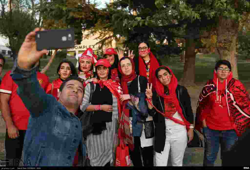 در حالی‌که زنان همچنان با ممنوعیت ورود به استادیوم روبه‌رو هستند، اما همیشه در جریان بازی و پس از آن حضورشان کاملا مشهود است.
