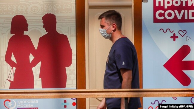 Кремль констатирует тяжелую ситуацию с распространением коронавируса в России. Пресс-секретарь президента Дмитрий Песков отметил, что "ревакцинация будет и является неизбежной"