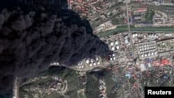 კვამლი, რომელიც პორტ ტუაფსეში მდებარე ნავთობგადამამუშავებელ ქარხანაზე დრონების თავდასხმის შედეგად გაჩენილ ხანძარს მოჰყვება.