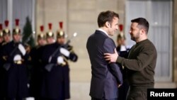 Presidenti francez, Emmanuel Macron, pret në Paris presidentin e Ukrainës, Volodymyr Zelensky.