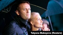 Russian opposition leader Aleksei Navalny and his wife Yulia (file photo)