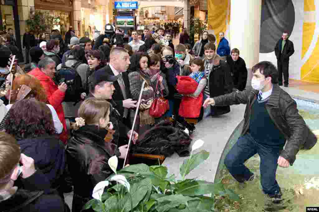 Охрана торгового центра была бессильна...
