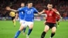 Alessandro Bastoni i Italisë në duel me Arbër Hoxhën e Shqipërisë gjatë përballjes mes Shqipërisë dhe Italisë në ndeshjen e Grupit B në Kampionatin Evropian të futbollit Gjermania 2024, Dortmund, 15 qershor 2024.