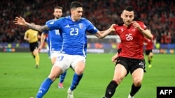 Alessandro Bastoni i Italisë në duel me Arbër Hoxhën e Shqipërisë gjatë përballjes mes Shqipërisë dhe Italisë në ndeshjen e Grupit B në Kampionatin Evropian të futbollit Gjermania 2024, Dortmund, 15 qershor 2024.