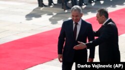 Ministri rus i Mbrojtjes, Sergei Shoigu dhe homologu i tij serb, Aleksandar Vulin në Beograd.