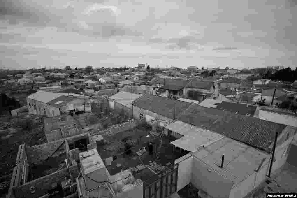 Qala divarlarının üzərində Ramana kəndinin bir hissəsi.