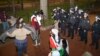 یورش پلیس به دانشگاه کلمبیا پس از آن صورت گرفت که معترضان به ضرب‌الاجل قبلی برای ترک محوطه دانشگاه توجهی نکردند