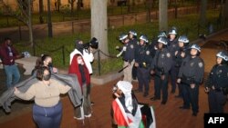Ofițeri de poliție intră în campusul de la Universitatea Columbia, New York, 30 aprilie 2024.