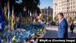Ministrul Apărării Naționale, Ionuț Moșteanu, a depus duminică, 24 august, un buchet de flori în Piața Independenței din Kiev, loc în care sunt omagiați eroii de război ai Ucrainei.