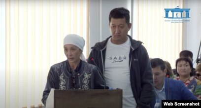 Желіде жас әйелдердің кеудесіндегі сүттің порно видеосы