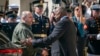 Американскиот секретар за одбрана Лојд Остин (десно) го пречекува украинскиот министер за одбрана Рустем Умеров во Пентагон во Вашингтон, 2 јули 2024 г.