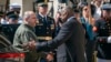 Lloyd Austin amerikai védelmi miniszter (jobbra) üdvözli Rusztem Umerov ukrán védelmi minisztert a washingtoni Pentagonban július 2-án